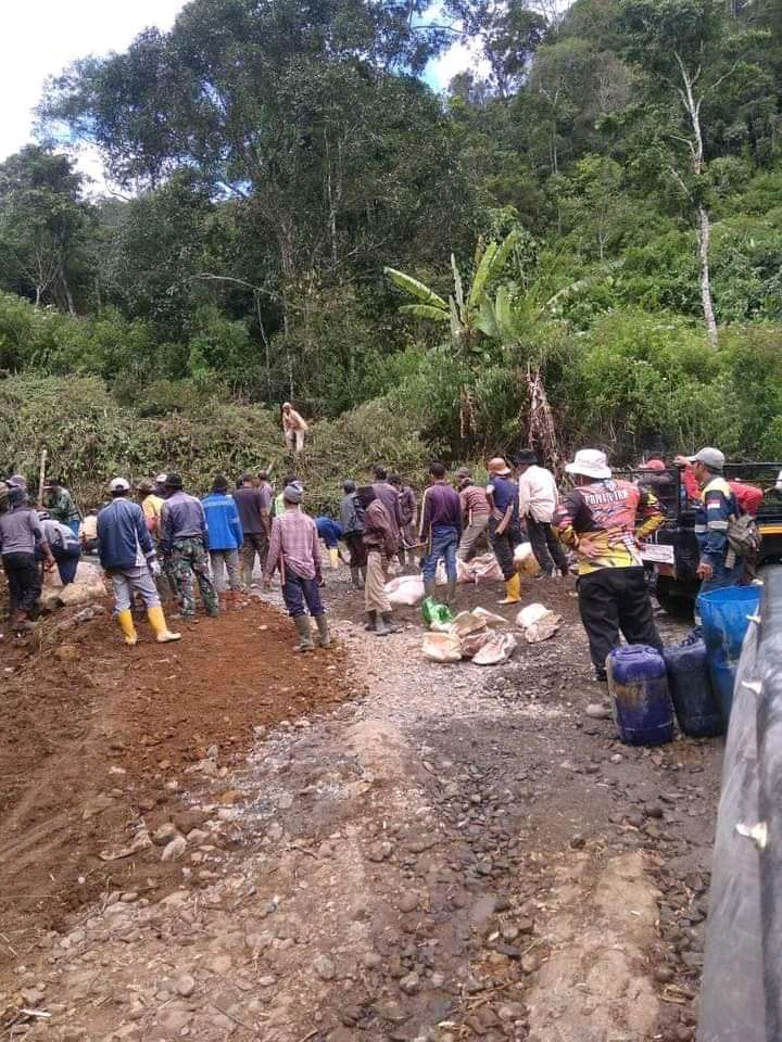 Suasana warga saat gotong royong