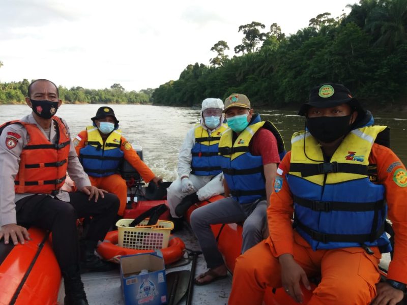 Tim Gabungan menyisir sungai untuk menemukan Fikri seorang bocah SD umur 9 tahun yang diduga terjatuh dan terbawa arus sungai
