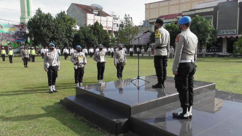 Kepala Kepolisian Resor Lubuklinggau memimpin langsung Upacara PTDH (Pemberhentian Tidak Dengan Hormat) 2 Personel yaitu Bripka TH dan Bripda KT pada hari Senin (14/12/2020) pukul 08.00 Wib di halaman apel Polres Lubuklinggau.