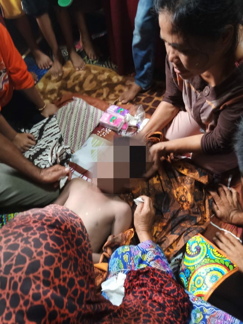 Fikri bin Hasanuddin, bocah yang masih duduk di bangku SD kelas 3 ditemukan warga desa di kedalaman Sungai Semangus 3 hingga 4 meter dalam keadaan tak bernyawa lagi. 