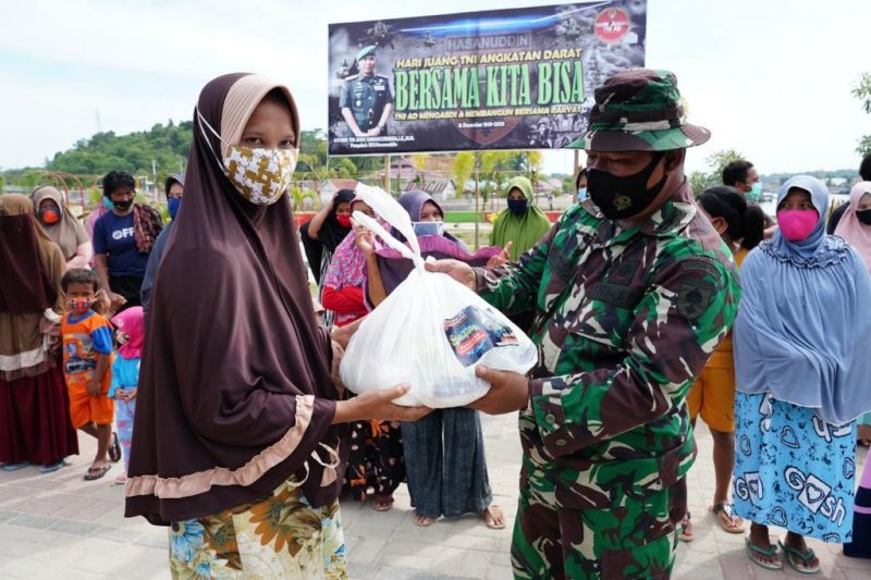 Jajaran Korem 143/HO mendistribusikan bantuan 6750 paket sembako dari Pangdam XIV/HSN Mayjen TNI Andi Sumangerukka kepada masyarakat Sulawesi Tenggara (Sultra) yang terdampak pandemi.