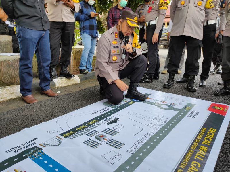 Kapolres Mura, AKBP Efrannedy dan Wakapolres, Kompol Handoko Sanjaya dan Kabag Ops, AKP Feby Febriana serta para kasat kembali menggelar kegiatan Anev dan Tactical Wall Game (TWG).