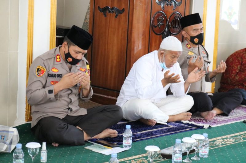 Kegiatan doa bersama dan silaturahmi dengan Tokoh Agama, Alim Ulama serta Pimpinan Pondok Pesantren Lahat digelar di Mushollah Al Ikhlas Mapolres Lahat, Selasa (15/12/2020).