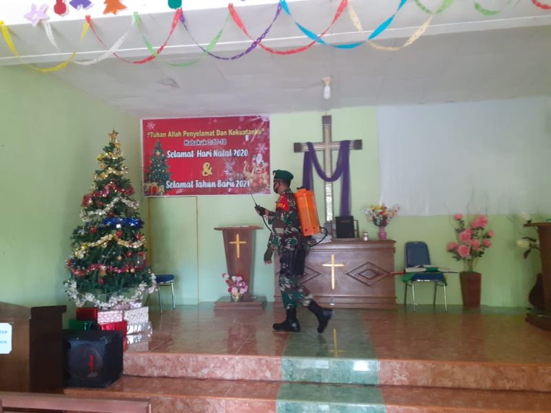 Sambut perayaan Natal 2020, hari ini Komando Rayon Militer (Koramil) 405-12/Lahat melakukan penyemprotan cairan disinfektan di Gereja dan Perumahan desa Sinabing Kecamatan Lahat, Rabu (16/12/2020).
