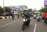 Dengan menggunakan motor, Gubernur Sumatera Selatan Herman Deru memantau kesiapan gereja di Palembang yang menggelar Misa Natal.