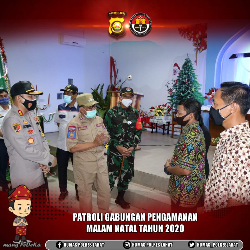 Kapolres Lahat AKBP Ahmad Gusti Hartono SIK memimpin Apel Patroli Misa Malam Natal ke Gereja Gereja, melakukan monitoring pos pelayanan, pos pengamanan Operasi Lilin Musim (OLM) 2020 dan pembubaran kerumunan massa di seputaran wilayah Kabupaten Lahat, Kamis (24/12/2020) malam.