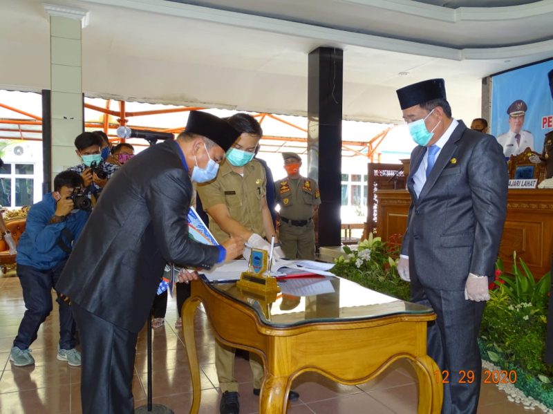 Demi kelancaran roda Pemerintahan Kabupaten Lahat, Bupati Lahat Cikujang SH melantik Pejabat Sekretaris Daerah (Pj Sekda) berikut dengan pejabat tinggi pratama yakni Kepala Badan Perencanaan Pembangunan Daerah (Bappeda) dan Asisten III Setda Lahat di Pendopoan Rumah Dinas Bupati, Selasa (29/12).