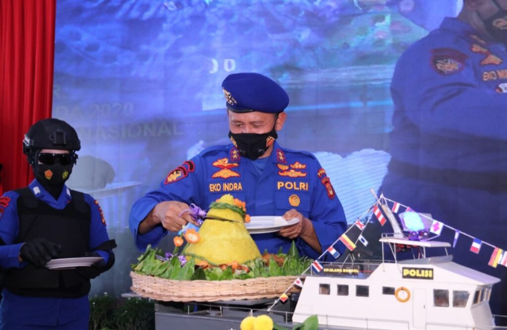 Prosesi pemotongan tumpeng yang dilakukan oleh Kapolda Sumsel didampingi Wakapolda dan Dir Polairud yang kemudian menyerahkan potongan tumpeng tersebut kepada AKBP Mizon Bahri SH MSi (personel tertua) dan Bharada Adam Loby (personel termuda).Prosesi pemotongan tumpeng yang dilakukan oleh Kapolda Sumsel didampingi Wakapolda dan Dir Polairud yang kemudian menyerahkan potongan tumpeng tersebut kepada AKBP Mizon Bahri SH MSi (personel tertua) dan Bharada Adam Loby (personel termuda).