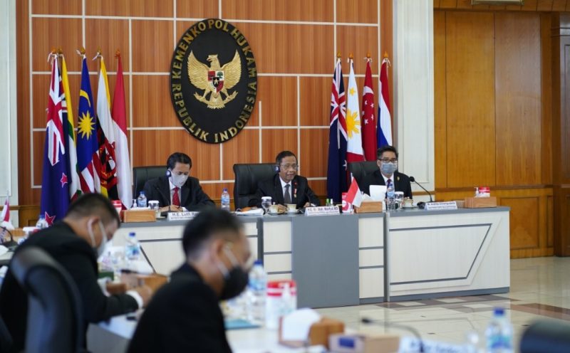 Delegasi Pemerintah Indonesia dipimpin Menkopolhukam beserta negara-negara sahabat dalam Kerjasama Sub-Regional, membahas secara mendalam aspek-aspek yang mendapat perhatian bersama, guna mengatasi ancaman jaringan terorisme.