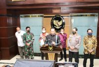 Ketua MPR RI Bambang Soesatyo melakukan Konferensi Pers bersama Kementerian Koordinator Politik Hukum dan Keamanan, Kementerian Dalam Negeri, TNI-Polri, dan Badan Intelijen Negara, di Kantor Kemenko Polhukam, Jakarta, Kamis (3/12/20).
