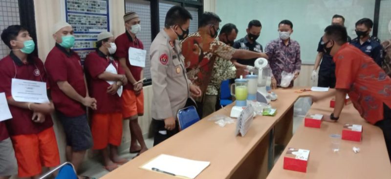 Direktorat Reserse Narkoba Kepolisian Daerah Sumatera Selatan (Ditresnarkoba Polda Sumsel) melakukan pemusnahan barang bukti ribuan gram Narkotika jenis Shabu dan ratusan Pil Ekstasi, Jumat (4/12/2020). 