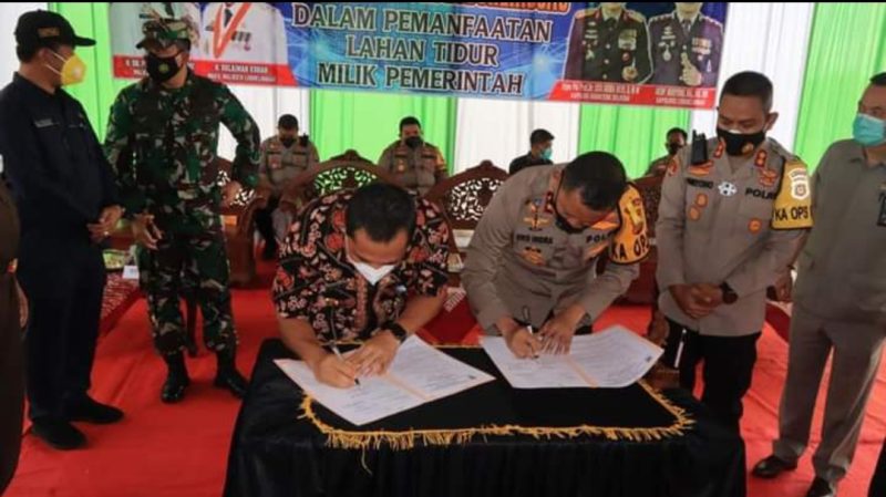 Kapolda Sumsel, Irjen Pol Prof Dr Eko Indra Heri S MM didampingi PJU Polda Sumsel menyerahkan lahan seluas 10 hektare ke Polres Lubuk Linggau. 