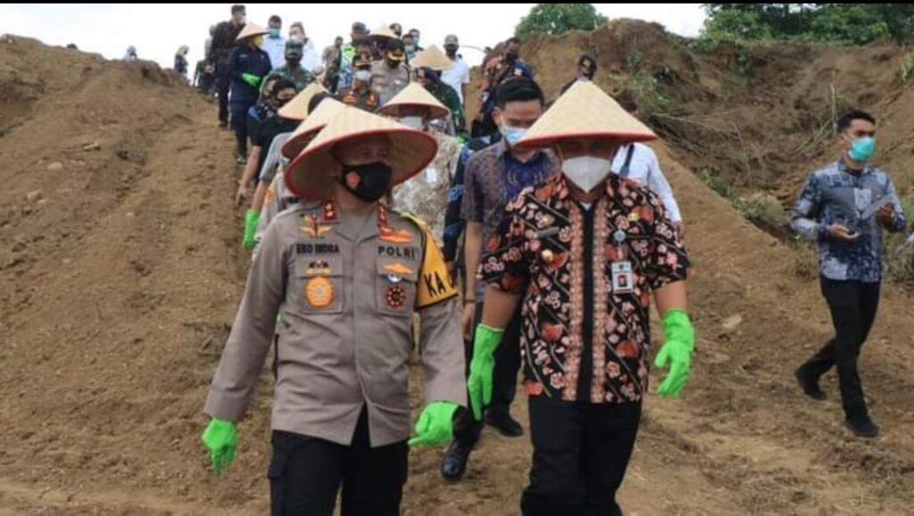 Kapolda Sumsel melakukan penanaman bibit Jagung di lahan Kampung Tangkal Ketahanan Pangan Polres Lubuk Linggau, Kelurahan Petanang, Kamis (10/12/2020).