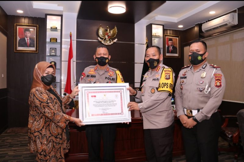 Kapolda Sumsel Irjen Pol Prof Dr Eko Indra Heri S MM didampingi PJU Polda Sumsel menerima Deputi Pelayanan Publik Menteri Pendayagunaan Aparatur Negara dan Reformasi Birokrasi (DPP PAN-RB) Prof Dr Diah Natalisa MBA dalam rangka pemberian penghargaan kepada Kapolrestabes Palembang dan Kasatlantas Polrestabes Palembang atas Inovasi pelayanan publik (IPP) Polrestabes Palembang
