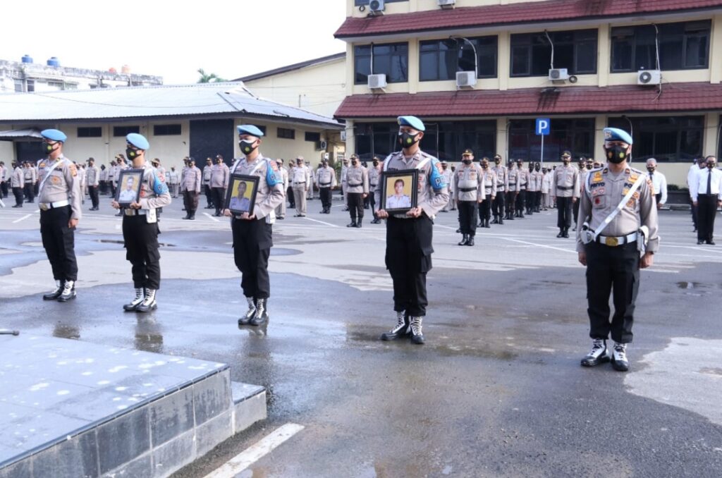 Suasana upacara PTDH bagi 8 Personil Polda Sumsel
