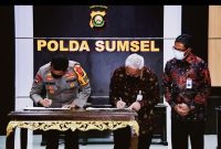Sumsel Irjen Pol Prof Dr Eko Indra Heri S MM didampingi PJU Polda Sumsel menerima Direktur Utama Bank Sumsel Babel Achmad Syamsudin Beserta Direktur Umum dan pimpinan Divisi dan Pimpinan cabang Bank Sumsel di ruang Rekonfu ĹT III Gedung Promoter Mapolda Sumsel, Rabu (23/12/2020).