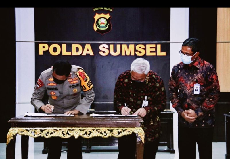 Sumsel Irjen Pol Prof Dr Eko Indra Heri S MM didampingi PJU Polda Sumsel menerima Direktur Utama Bank Sumsel Babel Achmad Syamsudin Beserta Direktur Umum dan pimpinan Divisi dan Pimpinan cabang Bank Sumsel di ruang Rekonfu ĹT III Gedung Promoter Mapolda Sumsel, Rabu (23/12/2020).