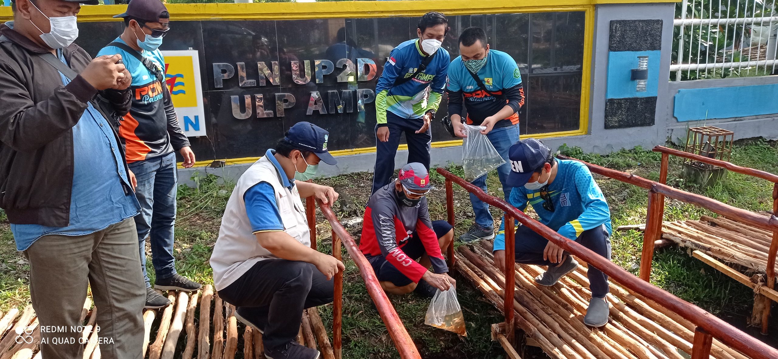 General Manager PLN UIWS2JB Menebarkan Bibit Ikan Nila dan Mas di Kolam depan Halaman Kantor PLN Jakabaring