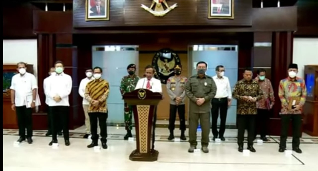Dalam Konferensi Persnya, Menkopolhukam didampingi sejumlah petinggi lembaga negara, Panglima TNI Marsekal Hadi Tjahjanto, Kapolri Jenderal Idham Azis, Kepala BIN Budi Gunawan, Menkum HAM Yasonna Laoly, Mendagri Tito Karnavian, Kepala KSP Moeldoko, Menkominfo Johnny G Plate, Jaksa Agung ST Burhanuddin, Kepala BNPT Komjen Boy Rafli Amar, dan Kepala PPATK. 