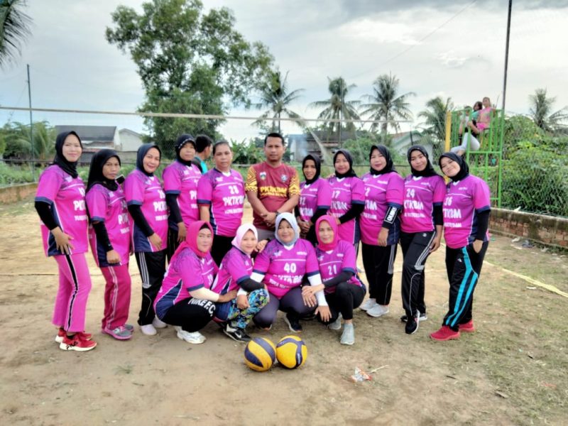 TIM bola voli ibu-ibu PutrI Sunda Yayasan Usaha Karya (YUKA) Waterdam Palembang