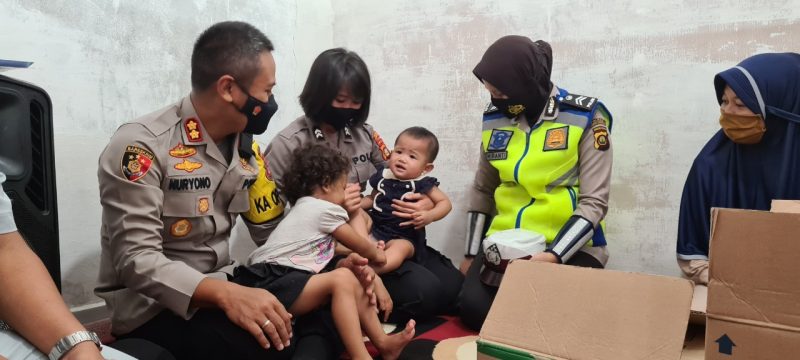 Kapolres Lubuklinggau AKBP Nuryono SH SIK MM didampingi beberapa Perwira Staf dan Polwan Polres Lubuklinggau (11/01/2021) langsung berkunjung ke rumah korban untuk memberikan bantuan dan pendampingan konseling kepada keluarga yang ditinggalkan (Rion Yogatama).