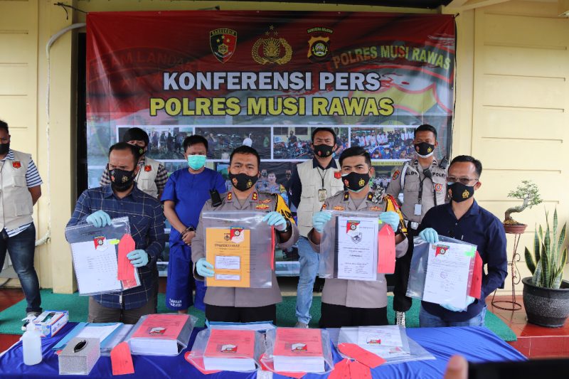 Kapolres Mura, AKBP Efrannedy didampingi Kabag Ops Kompol Feby Febriana dan Kasat Reskrim, AKP Alex Andriyan serta Kanit Tipidkor Ipda Marliansyah, saat Press Release dugaan Korupsi BLT COVID-19 di depan Mapolres Mura, Selasa (12/1/2021).