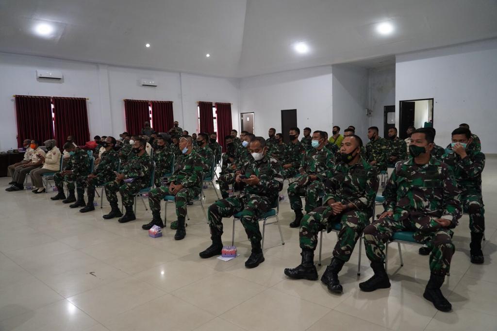 Para personel tengah mengikuti kuliah jarak jauh secara virtual