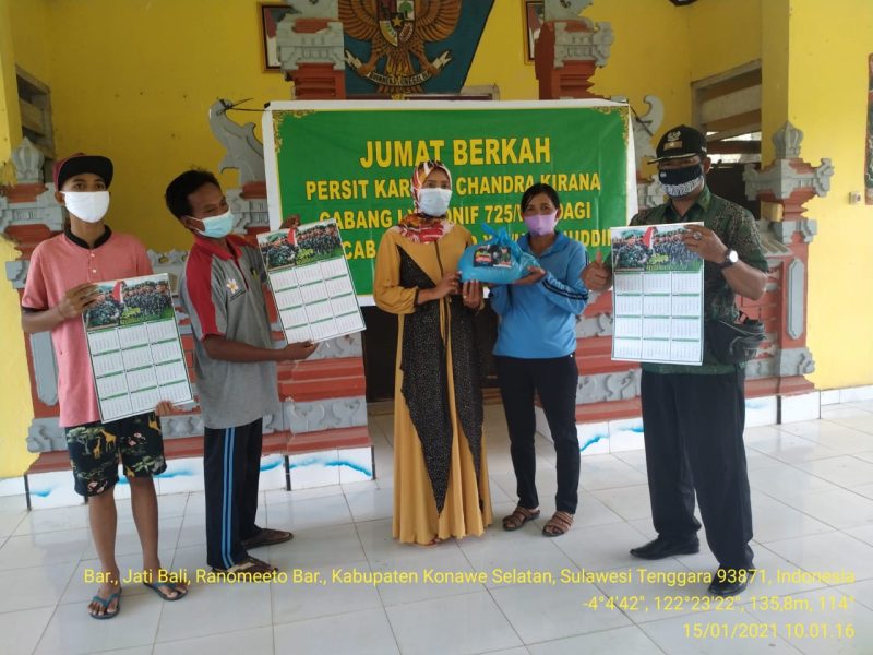 Persit Kartika Chandra Kirana (KCK) Cabang LXI Yonif 725 secara rutin menggelar kegiatan Jum'at Berkah berbagi kepada warga yang membutuhkan di Ds. Jati Bali, Kecamatan Ranomeeto, Kabupaten Konawe Selatan (Konsel), Jumat (15/1/2021).