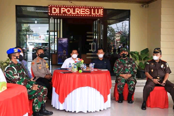 Kepolisian Resort bersama Pemerintah Kota (Polres-Pemkot) Lubuklinggau dan kodim 0406 MLM menggelar rapat kordinasi lintas sektoral dalam rangka analisa evaluasi penanganan COVID-19, dilaksanakan di halaman Mapolres Lubuklinggau, Rabu (20/1/2021). 