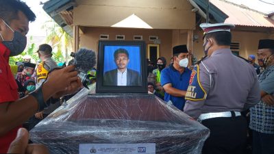 Jenazah Almarhum Rion Yogatama (penumpang dan korban kecelakaan Sriwijaya SJ-182) tiba di rumah duka orang tuanya.