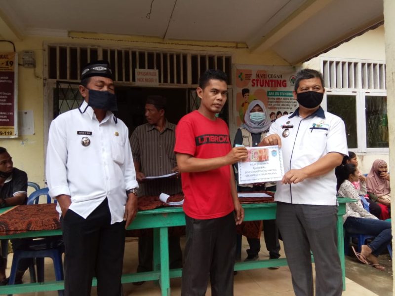 Hari ini, pelaksanaan pembagian dana bantuan langsung tunai (BLT) di Desa Sungai Pinang (SP) Nibung Kecamatan Sungai Pinang Kabupaten Ogan Ilir berlangsung di Kantor Kades Sungai Pinang Nibung.