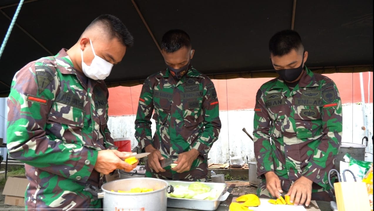 Dengan penuh semangat personel Bekangdam Hasanuddin mempersiapkan peruntukan masakan untuk penyajian terhadap korban terdampak gempa