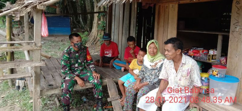 Anjangsana Babinsa Sertu Muriono menyampaikan tentang imbauan dari Pangdam XIV/Hasanuddin Mayjen TNI Andi Sumangerukka SE MM tentang cuaca ekstrim yang melanda wilayah Indonesia tidak terkecuali Sulawesi Tenggara dan desa Kombungo.