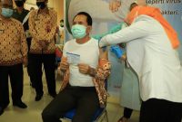Walikota Prabumulih, Ir H Ridho Yahya MM orang pertama yang divaksin Sinovac