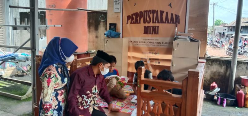 Camat Rambutan Kabupaten Banyuasin Mursal SHi MH Perpustakaan Mini di Desa Glebak Dalam didampingi Ketua PKK Kecamatan Rambutan, Desti Pratiwi SE, Minggu (31/1/2021).