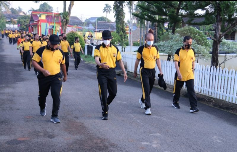 Kapolda Sumsel, Irjen Pol Prof Dr Eko Indra Heri S MM melakukan jalan sehat santai bersama pejabat utama (PJU) Polda Sumsel di Komplek Pakri Palembang, Rabu (6/1/2021).
