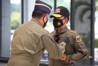 Kapolri Jenderal Polisi Idham Azis menerima dua penghargaan dari Tentara Nasional Indonesia (TNI), berupa Wing Kehormatan Penerbang Kelas I TNI Angkatan Udara dan Brevet Kapal Selam Hiu Kencana TNI Angkatan Laut.