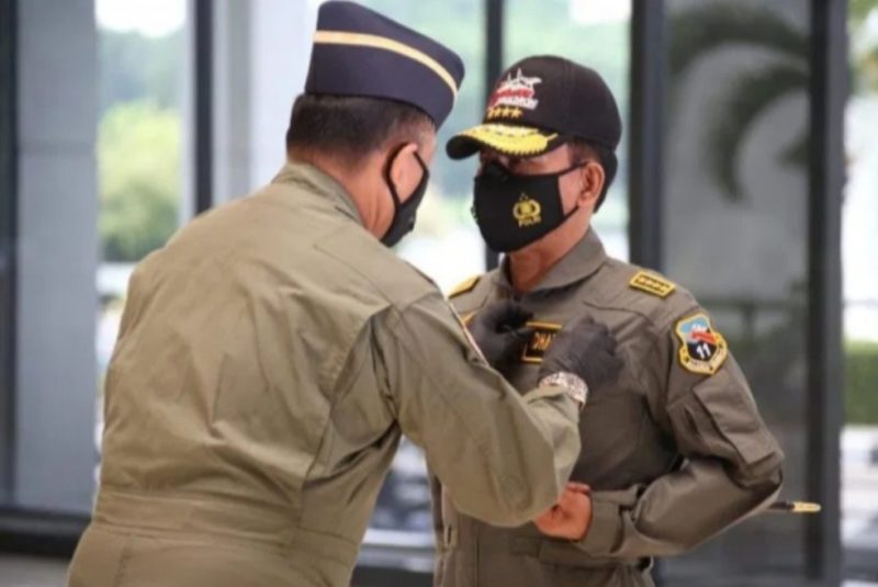 Kapolri Jenderal Polisi Idham Azis menerima dua penghargaan dari Tentara Nasional Indonesia (TNI), berupa Wing Kehormatan Penerbang Kelas I TNI Angkatan Udara dan Brevet Kapal Selam Hiu Kencana TNI Angkatan Laut.