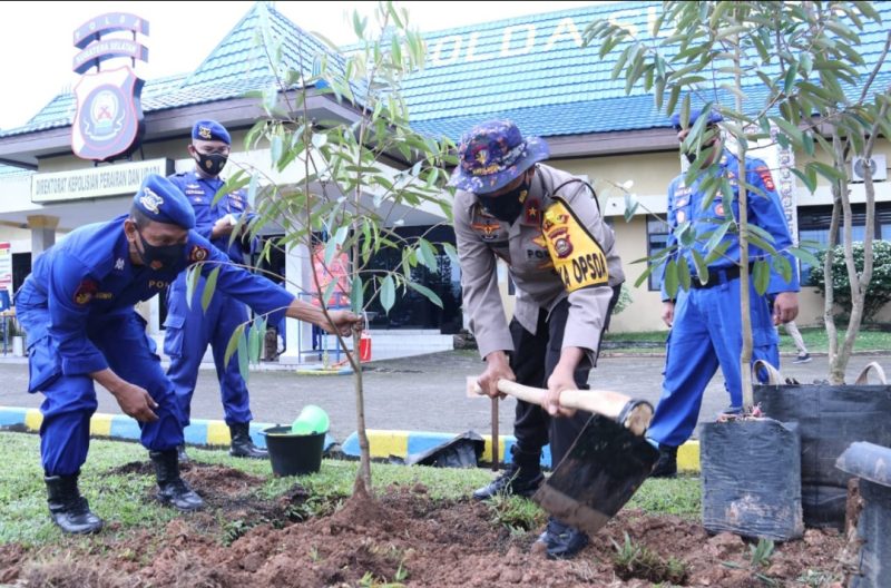 Kapolda Sumsel Irjen Pol Prof Dr Eko Indra Heri S MM bersama Wakapolda Sumsel Brigjen Pol Rudi Setiawan SIK SH MH dan Para Pejabat Utama Polda Sumsel melaksanakan kegiatan Penanaman Pohon secara Serentak di Mako Dit Polairud Polda Sumsel, Rabu (13/01).