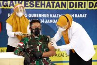 Panglima Kodam XII/Tanjungpura, Mayjen TNI Muhammad Nur Rahmad menjadi orang pertama di Kalimantan Barat yang menerima Vaksin COVID-19.