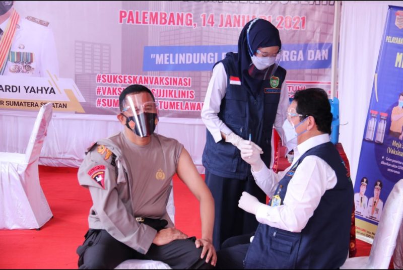Kapolda Sumsel Irjen Pol Prof Eko Indra Heri S MM mengawali penyuntikan vaksin COVID-19 bersama Gubernur Herman Deru dan Pangdam II Sriwijaya di Puskesmas Gandus, Kelurahan Pulokerto, Palembang, Kamis (14/1/2021). 