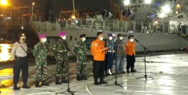 Kepala Operasi, Rasman MS menyampaikan perkembangan Sriwijaya Air SJ 182 di depan awak media di Dermaga JICT2 Tanjung Priok Jakarta Posko Utama Basarnas, Senin (18/1/2021).