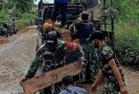 Babinsa Sungai Jawi Gotong Royong Perbaiki Jalan