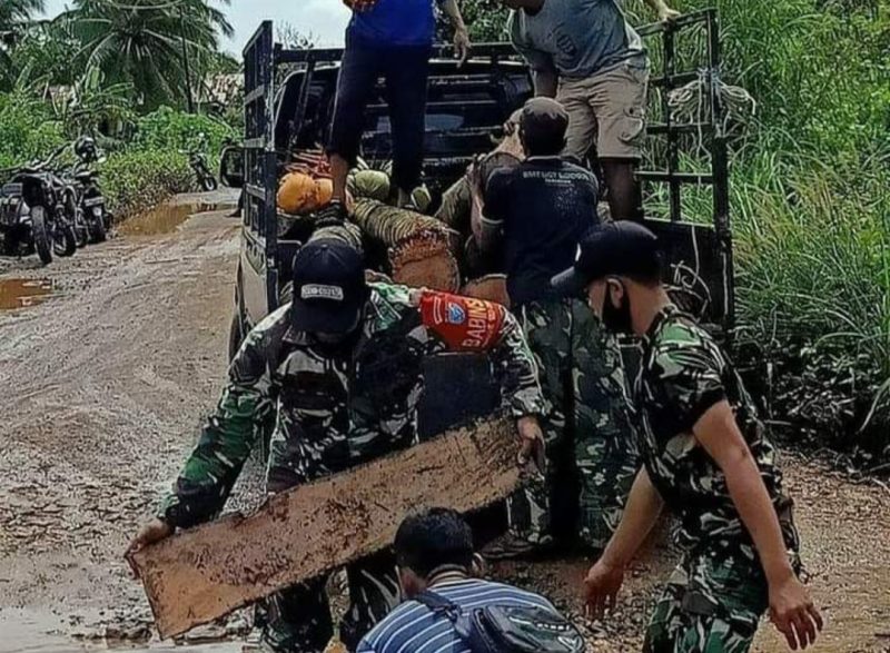 Babinsa Sungai Jawi Gotong Royong Perbaiki Jalan