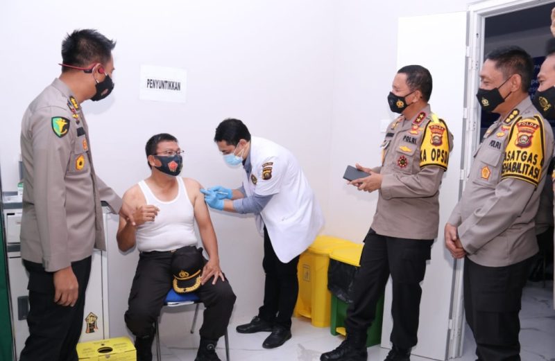 Kapolda Sumsel Tinjau Vaksinasi Nakes RS Bhayangkara