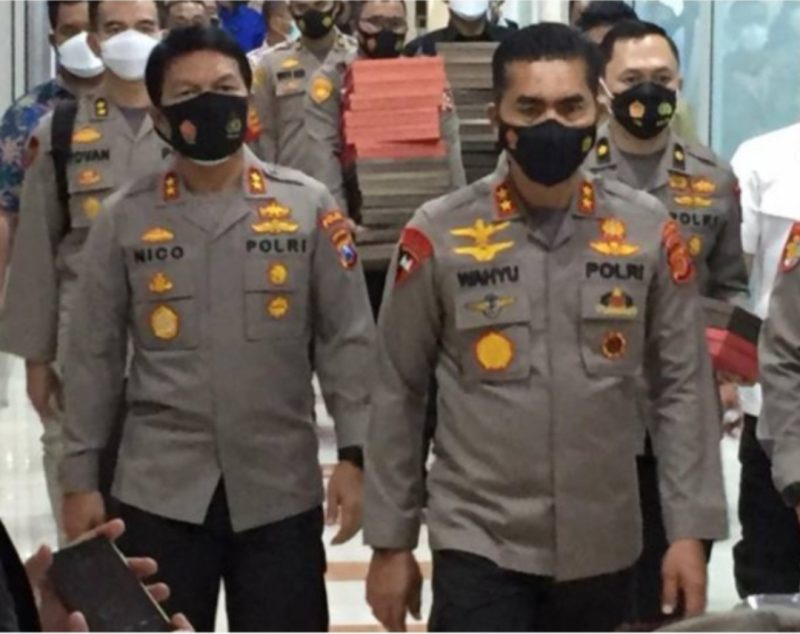 Irjen Pol Wahyu Widada menyerahkan naskah materi visi misi calon Kapolri ke Komisi III DPR, Selasa (19/1/2021)