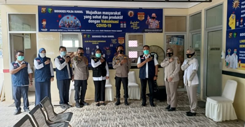 Kapolda Sumsel melalui Kabid Dokkes Polda Sumsel Kombes Pol dr Syamsul Bahar MKes melaksanakan kegiatan Vaksinasi Nakes Mapolda Sumsel di Klinik Mapolda Sumsel, Rabu (20/01).