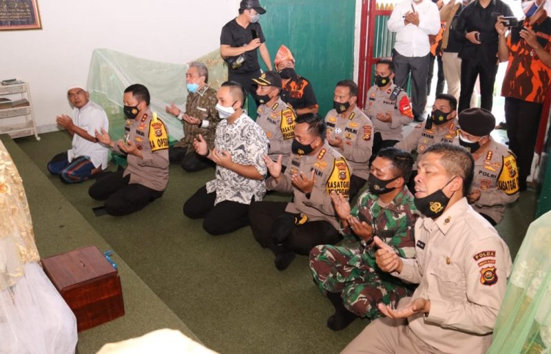 Kapolda Sumsel Irjen Pol Prof Dr Eko Indra Heri S MM, Pejabat Utama Polda Sumsel, Kapolrestabes Palembang, Para Tokoh Masyarakat (Tomas), tokoh agama (Toga) Palembang melaksanakan Baksos Kesehatan dan Ziarah Makam Kesultanan Palembang di kawasan Masjid Al Muhajirin Kelurahan 3 Ilir Kecamatan Ilir Timur II Palembang, Rabu (20/01/2021).