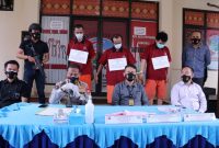 Direktur Reserse Narkoba Polda Sumsel Kombes Pol Heri Istu didampingi Kabid Humas Polda Sumsel Kombes Pol Drs Supriadi MM menggelar jumpa pers terkait Kasus Narkoba