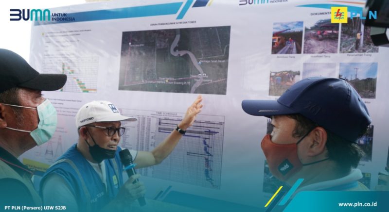 Saat tiba di lokasi, Gubernur Sumsel diberikan penjelasan langsung oleh GM PLN tentang progress pembangunan jaringan di Bumi Pratama Mandira insyaAllah akan energize pada 16 Februari 2021 begitu juga dengan tiang tower untuk melintasi lebar sungai.